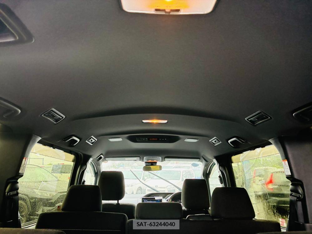 Toyota VOXY 2019-10 8468818-23