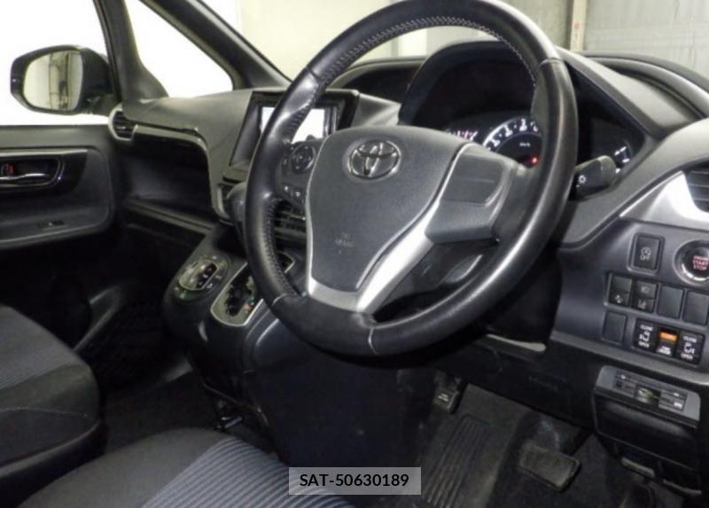 Toyota VOXY 2016-03 8725725-6