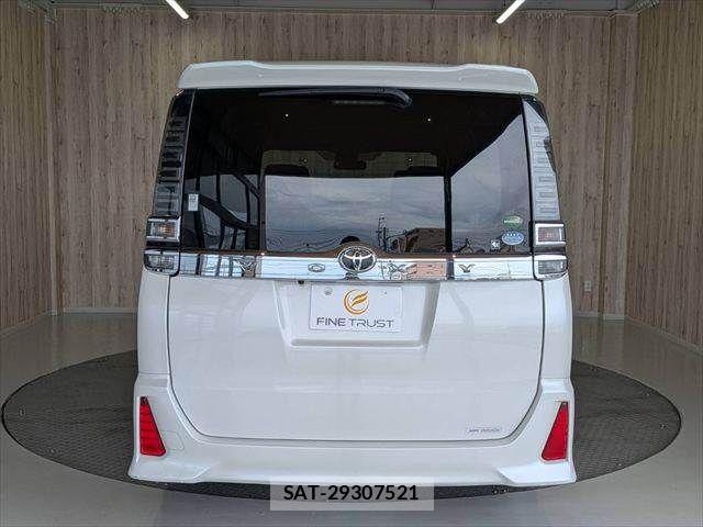 Toyota VOXY 2018-03 8746723-18