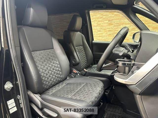 Toyota VOXY 2023-03 8746704-9