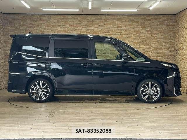 Toyota VOXY 2023-03 8746704-17