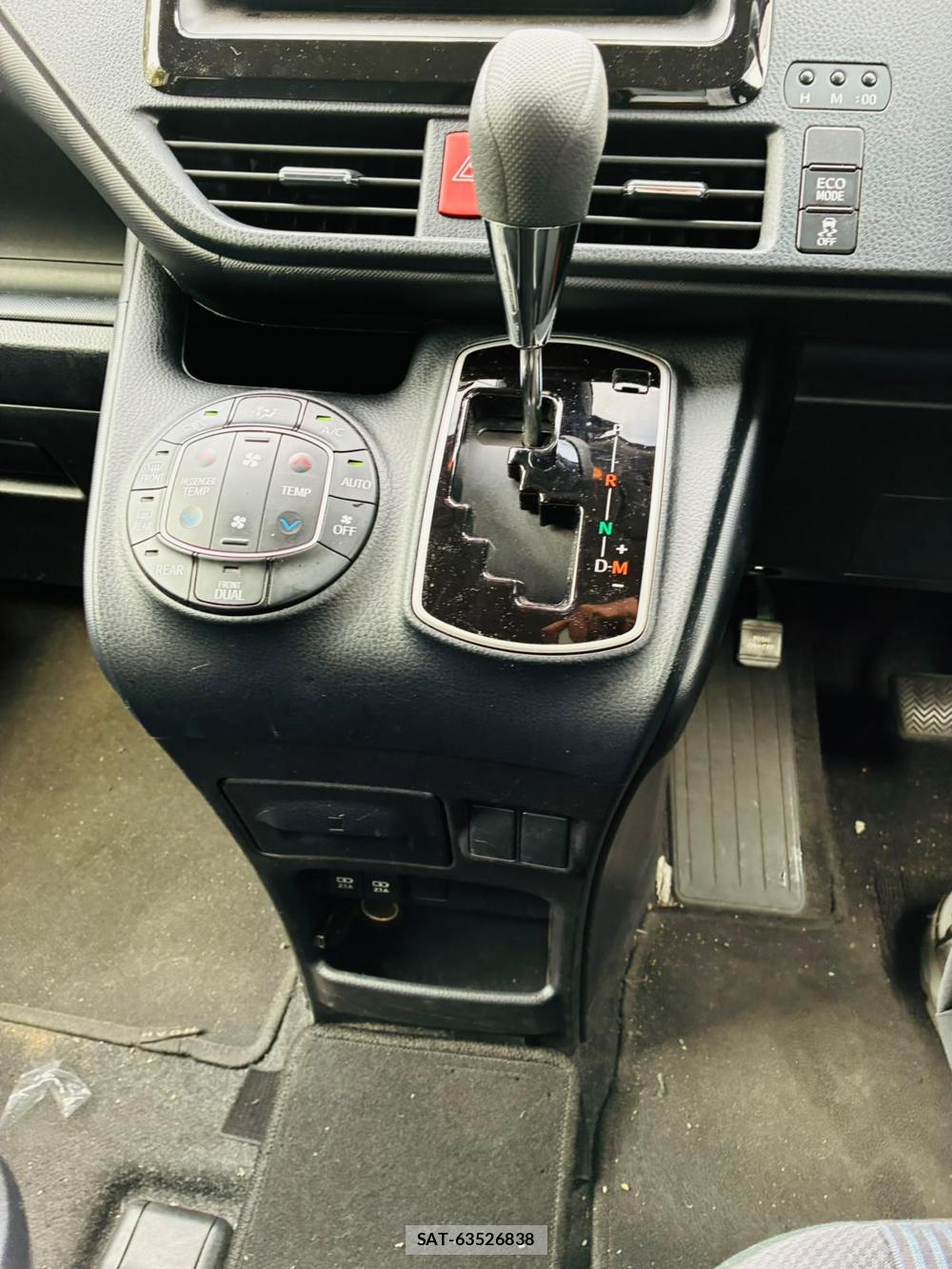 Toyota VOXY 2019-08 8711593-21