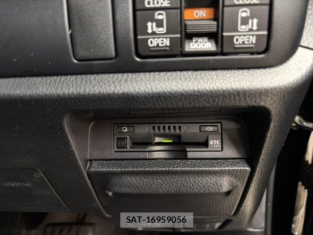 Toyota VOXY 2020-04 8782557-9
