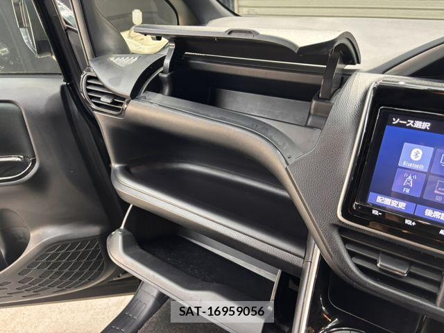 Toyota VOXY 2020-04 8782557-26