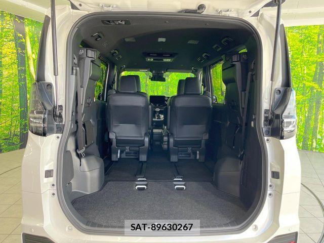 Toyota VOXY 2023-06 8782540-9