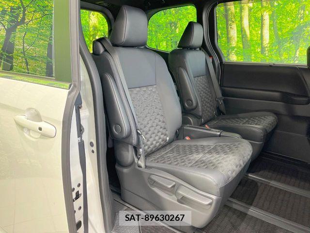 Toyota VOXY 2023-06 8782540-8