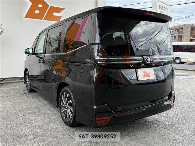 Toyota VOXY 2024-04 8782546-12