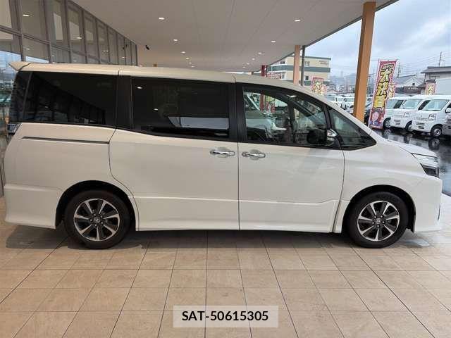 Toyota VOXY 2022-01 8782560-10