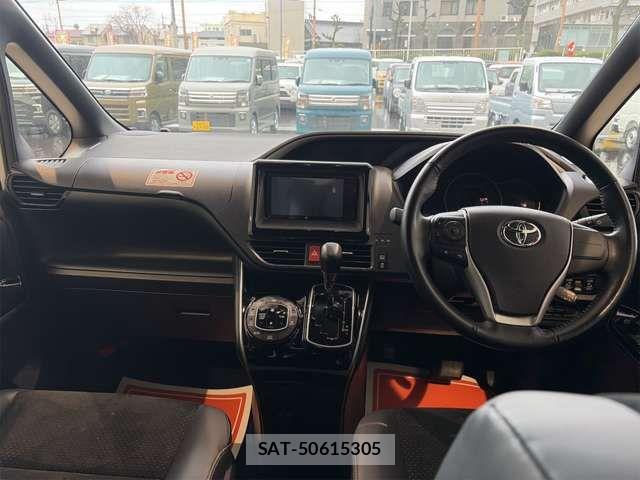 Toyota VOXY 2022-01 8782560-1