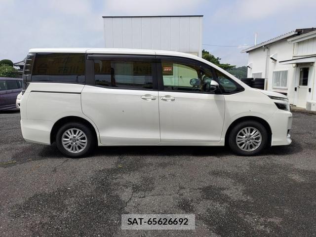 Toyota VOXY 2017-05 8782570-10