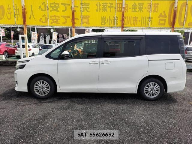 Toyota VOXY 2017-05 8782570-11