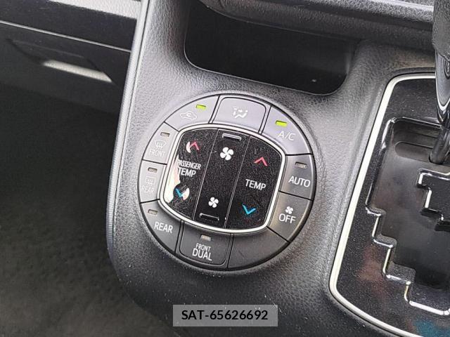 Toyota VOXY 2017-05 8782570-13