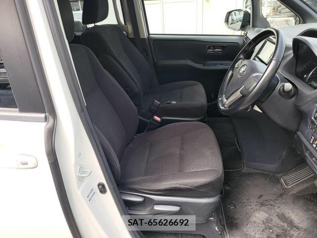Toyota VOXY 2017-05 8782570-20