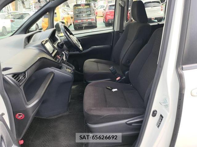 Toyota VOXY 2017-05 8782570-21