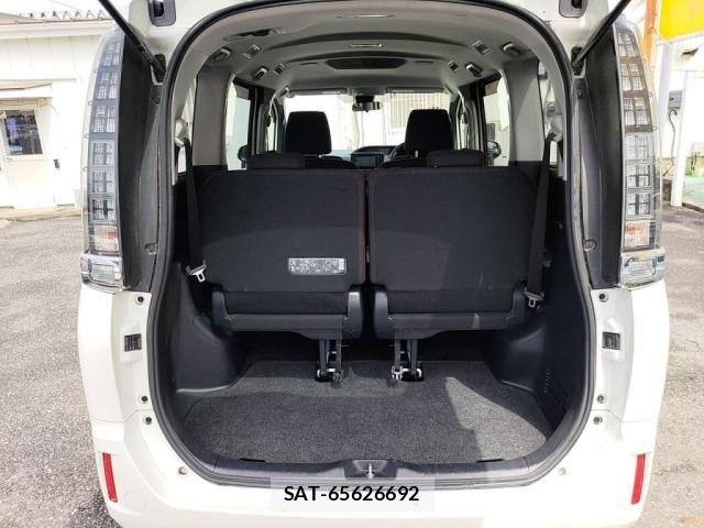 Toyota VOXY 2017-05 8782570-24