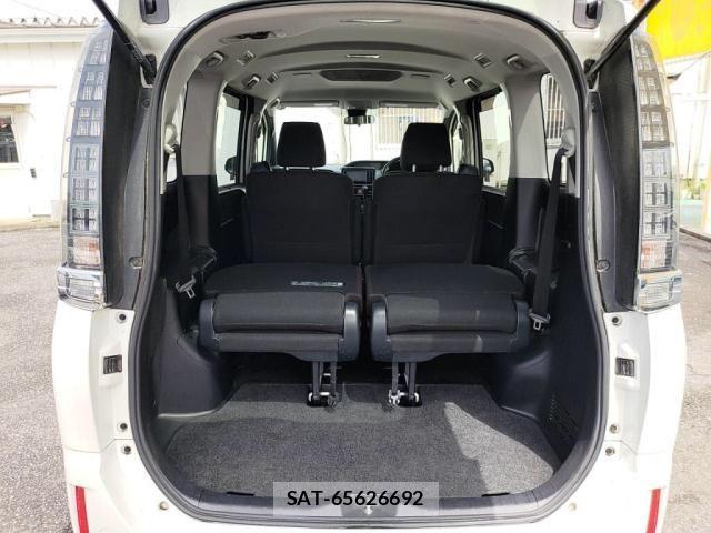 Toyota VOXY 2017-05 8782570-25