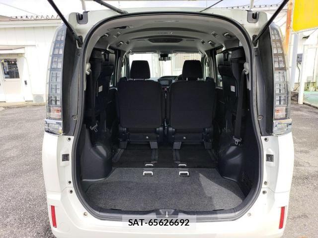 Toyota VOXY 2017-05 8782570-26