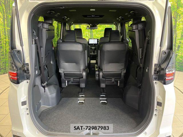 Toyota VOXY 2023-06 8782549-10