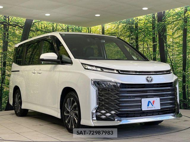 Toyota VOXY 2023-06 8782549-16