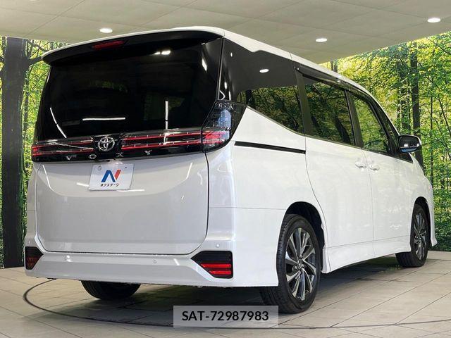 Toyota VOXY 2023-06 8782549-17