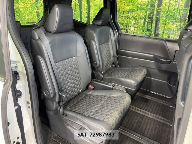 Toyota VOXY 2023-06 8782549-8