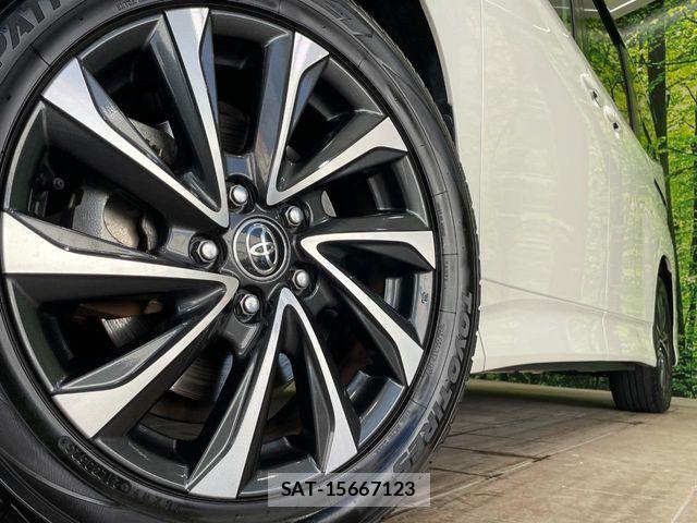 Toyota VOXY 2023-01 8782551-13