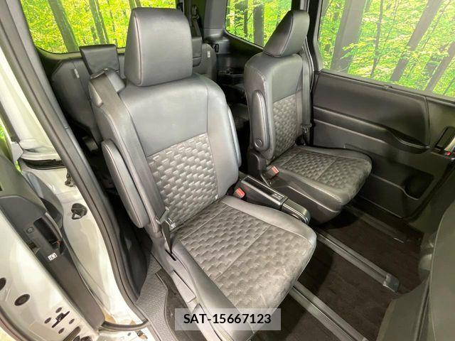 Toyota VOXY 2023-01 8782551-8