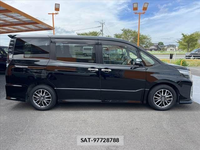Toyota VOXY 2017-05 8782572-11