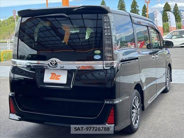 Toyota VOXY 2017-05 8782572-12