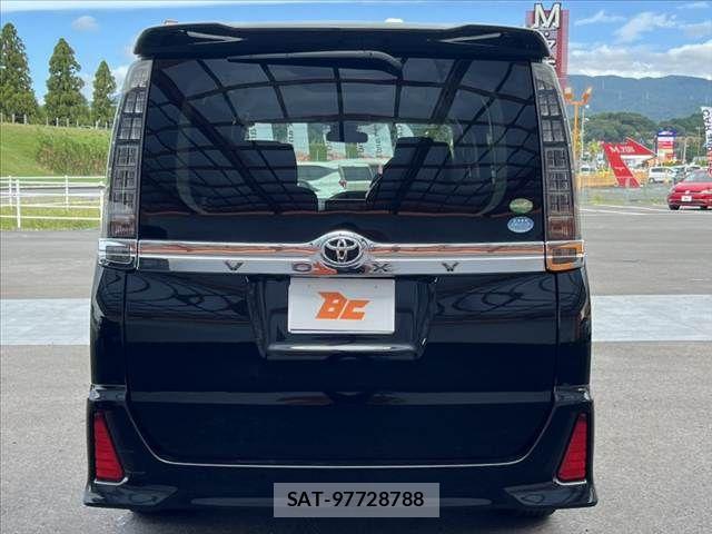Toyota VOXY 2017-05 8782572-13