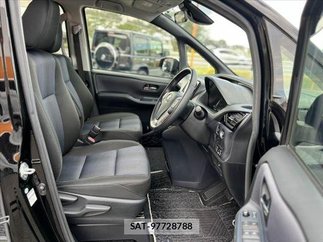 Toyota VOXY 2017-05 8782572-15