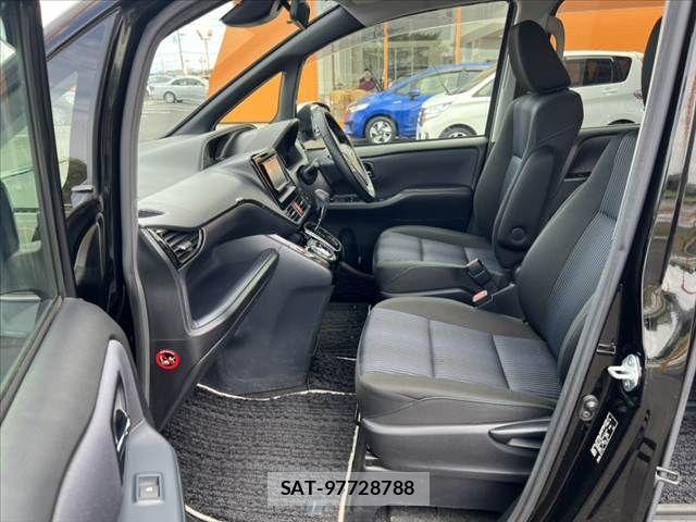 Toyota VOXY 2017-05 8782572-16