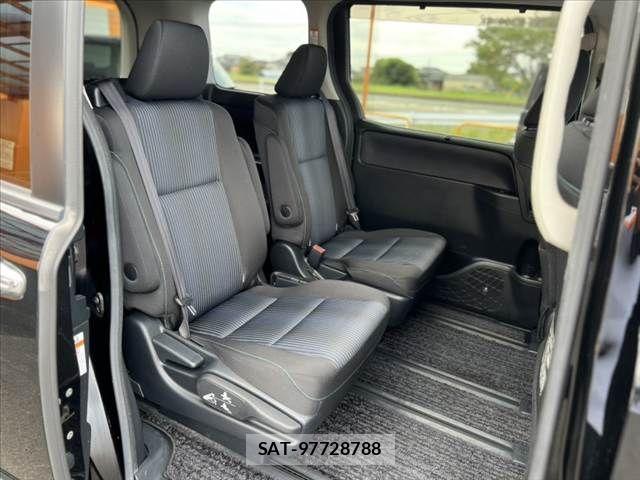 Toyota VOXY 2017-05 8782572-17