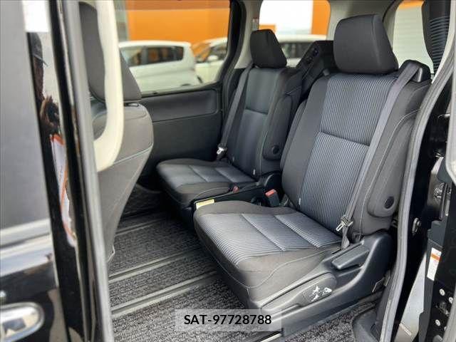 Toyota VOXY 2017-05 8782572-18