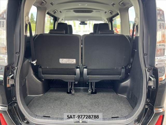 Toyota VOXY 2017-05 8782572-20