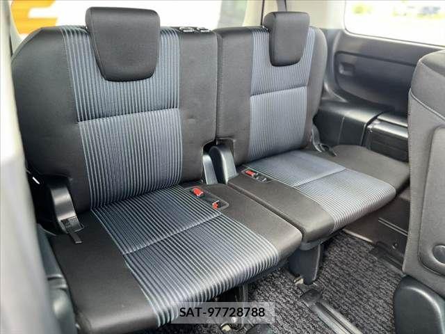 Toyota VOXY 2017-05 8782572-21