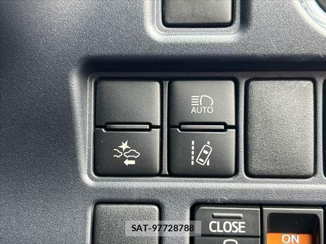 Toyota VOXY 2017-05 8782572-25