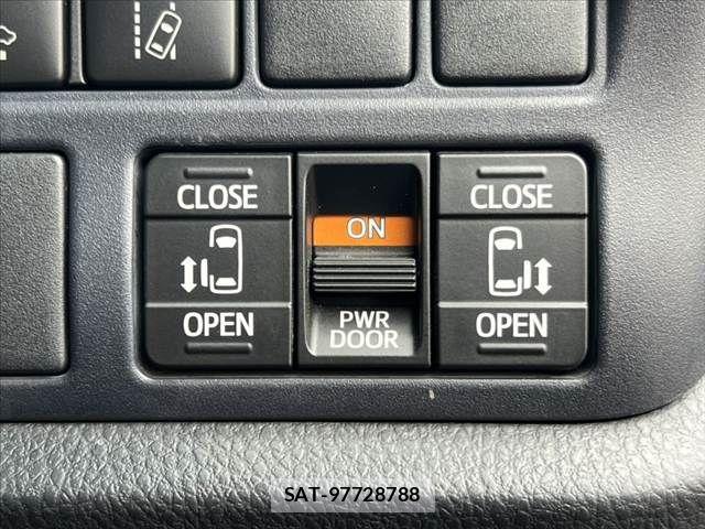 Toyota VOXY 2017-05 8782572-6