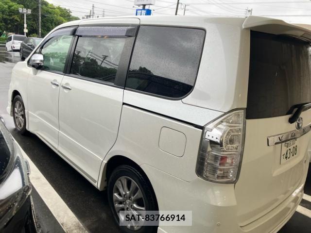 Toyota VOXY 2011-12 8782578-3
