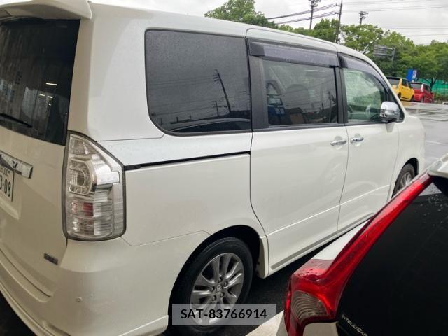 Toyota VOXY 2011-12 8782578-4