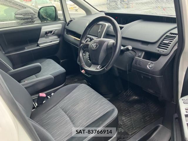 Toyota VOXY 2011-12 8782578-5