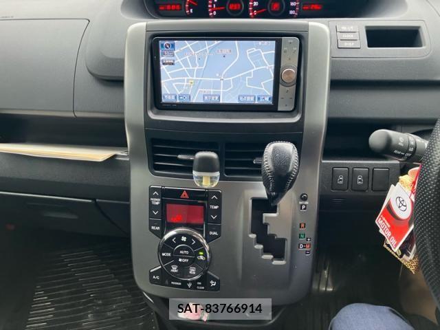 Toyota VOXY 2011-12 8782578-7