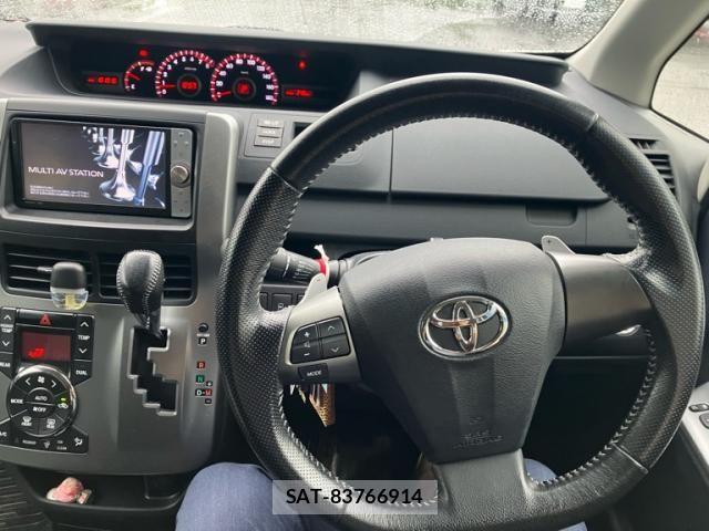 Toyota VOXY 2011-12 8782578-8