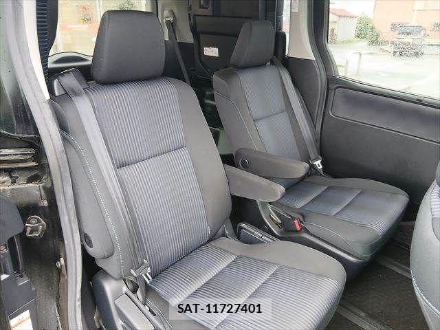 Toyota VOXY 2015-11 8782571-11