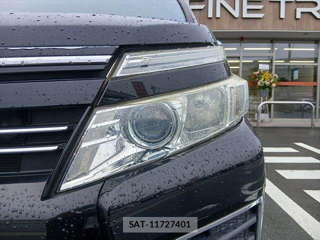 Toyota VOXY 2015-11 8782571-24