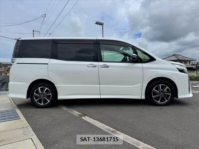 Toyota VOXY 2018-03 8782568-11