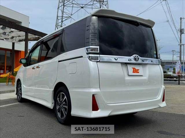 Toyota VOXY 2018-03 8782568-12