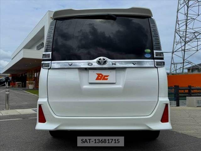 Toyota VOXY 2018-03 8782568-13