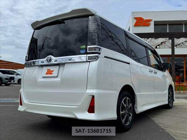 Toyota VOXY 2018-03 8782568-14