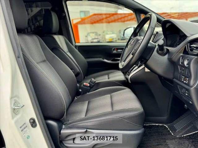 Toyota VOXY 2018-03 8782568-15